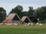 en zo ziet de boerderij er nu uit